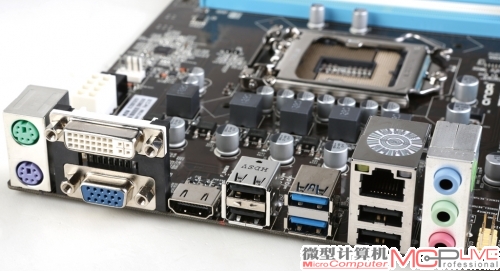 在Micro-ATX主板上提供HDMI、DVI、VGA接口，配置的确不含糊。