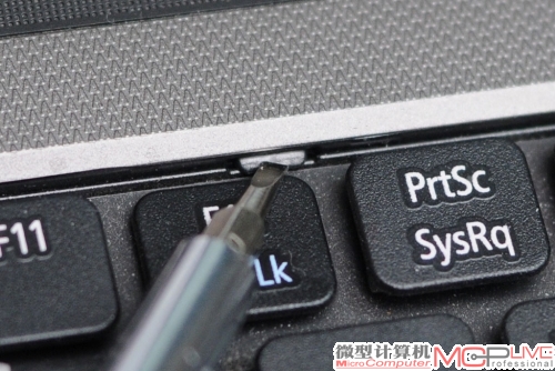 大多数笔记本电脑的键盘采用活动卡扣来固定，用平口螺丝刀向里面顶开，就能“释放”出键盘。