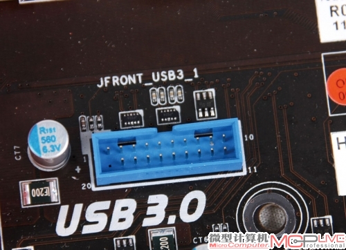 内接式USB 3.0前置接口插针，和我们之前熟悉的USB 2.0前置接口插针类似，不过针脚数量更多，接口更宽，且不再是单根线分离式设计。这样既便于走线，也方便玩家“盲插”避免出现USB 2.0时代，插错线路烧坏主板的情况。