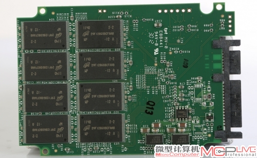 Vertex 3 LP 240GB内部结构，由SandForce SF-2281VB1 8通道主控芯片、16颗美光25nm同步ONFI MLC颗粒构成。
