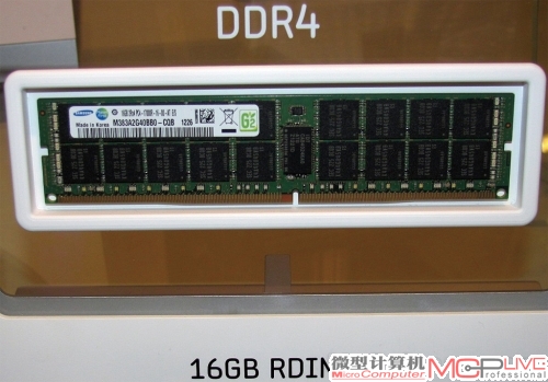 DDR4的下方金手指并非是平直的。