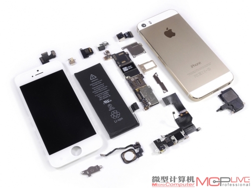 后再来两张它们的“全家福”。从拆解我们可以看到，iPhone 5s的内部做工依旧精致，个别地方甚至更加简洁。iPhone 5c尽管采用塑料外壳，但是用户无需担心它会被轻易损坏。iFixit给两款手机的拆解评分都为6分。