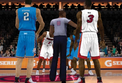 在《NBA 2K13》相同的游戏场景中，仔细观察球员的肌肉轮廓、球衣边以及球衣上的字都能明显地发现，右边的iPad mini 有着严重的锯齿感。
