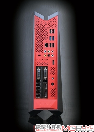 虽说是一款小型PC，但是ROG G20在机身背部依然提供了包括6个USB接口在内的众多扩展接口，而且显卡还提供了两个DVI、一个HDMI以及一个DisplayPort接口，可以进行多屏输出。