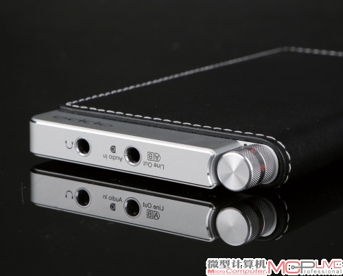 顶部有两个3.5mm接口，一个是耳机接口，另一个接口则兼顾Line Out输出与Audio In输入功能。