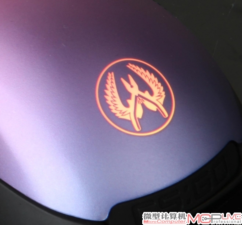 和Rival一样，Rival 300 CS:GO的背光效果光源也是两处——滚轮和尾部的Logo，采用了1680万色设计的可变换多彩背光设计。