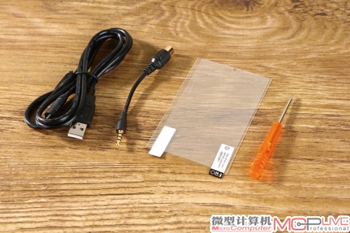 X7的附件，包括一根Micro USB线、一根转接线、螺丝刀以及两张屏幕贴膜。